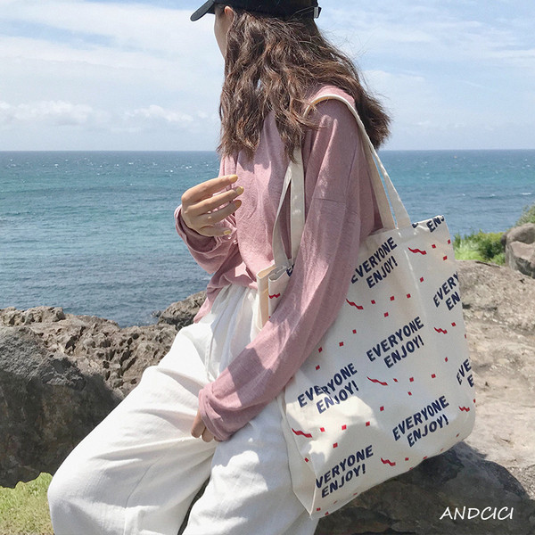 Naiste tekstiilist kirjadega õlakott