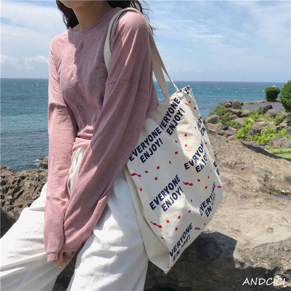 Naiste tekstiilist kirjadega õlakott