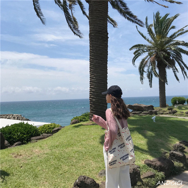 Naiste tekstiilist kirjadega õlakott