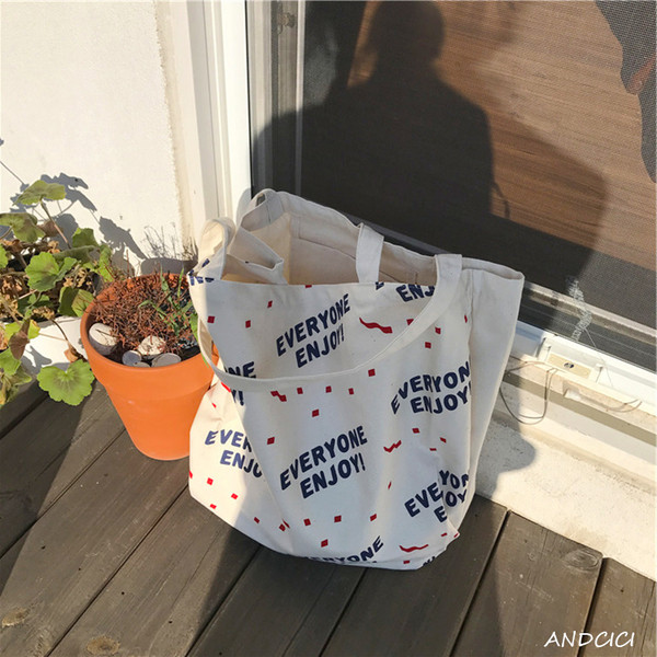 Naiste tekstiilist kirjadega õlakott