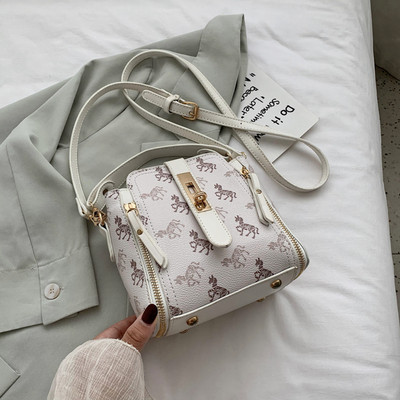 Moodne pandla ja lukuga naistekott