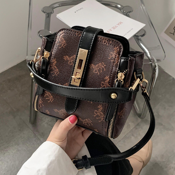 Moodne pandla ja lukuga naistekott