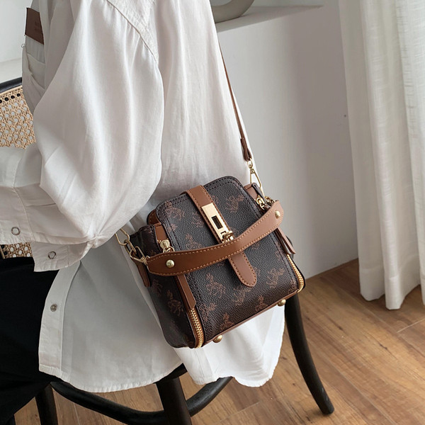 Moodne pandla ja lukuga naistekott