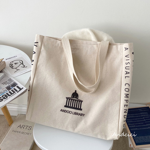 Női textiltáska színes nyomattal és feliratokkal