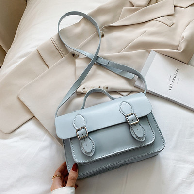 Modern női táska csatokkal és két füllel