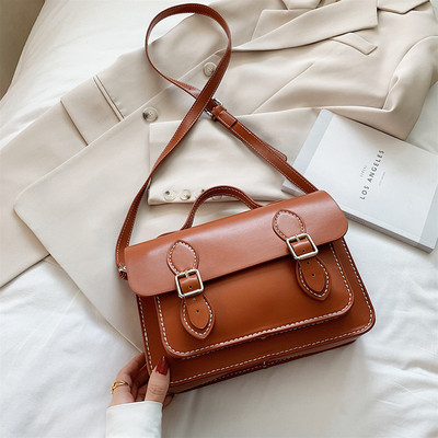 Modern női táska csatokkal és két füllel