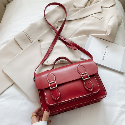 Modern női táska csatokkal és két füllel