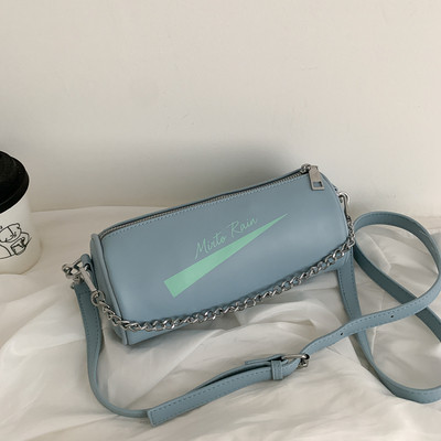 Moteriška kasdienė rankinė su užrašu ir ilga rankena