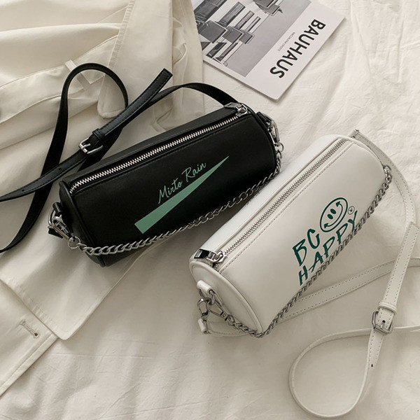 Moteriška kasdienė rankinė su užrašu ir ilga rankena