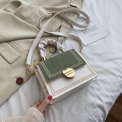 Stílusos kézitáska fém elemmel