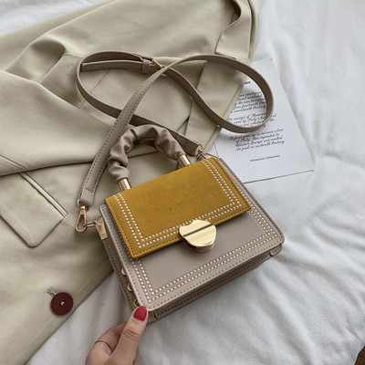 Stílusos kézitáska fém elemmel