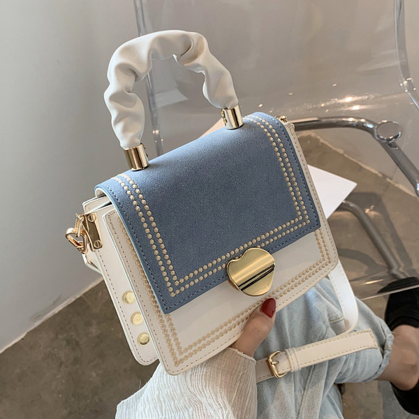 Stílusos kézitáska fém elemmel