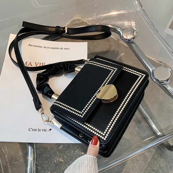 Stílusos kézitáska fém elemmel