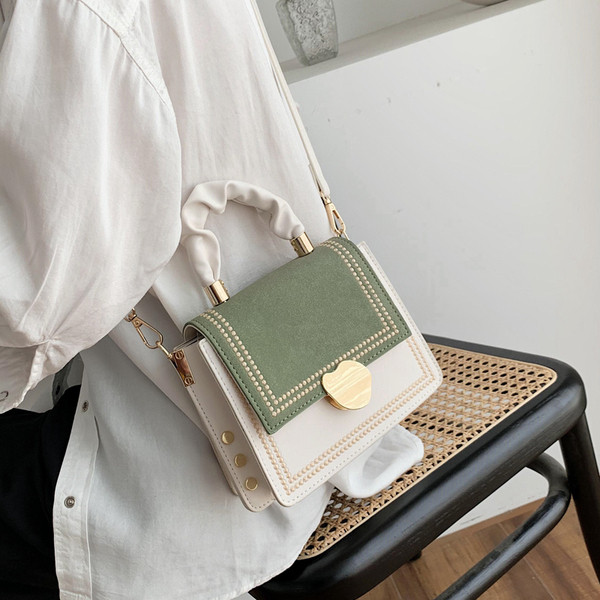 Stílusos kézitáska fém elemmel