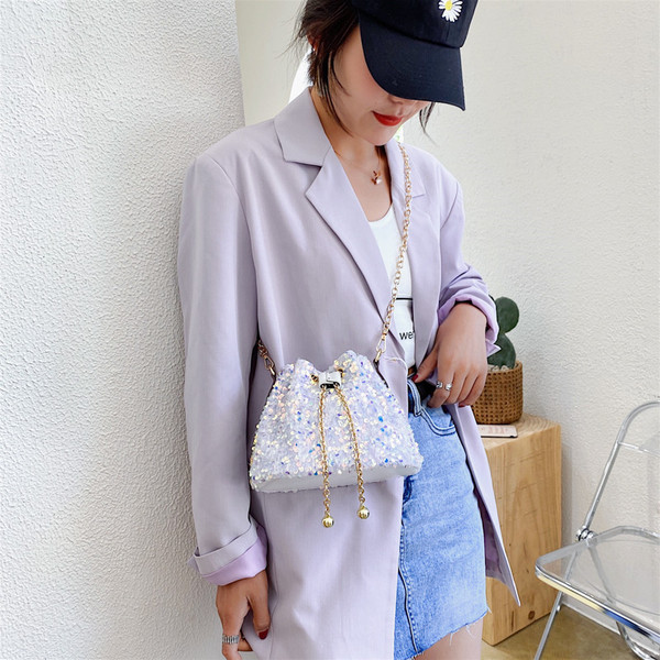 Litritega ja pika sangaga naistekott