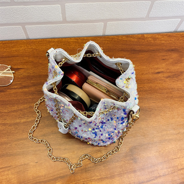 Litritega ja pika sangaga naistekott