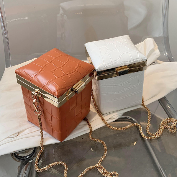 Stilingas, kvadrato formos paprasto modelio moteriškas krepšys