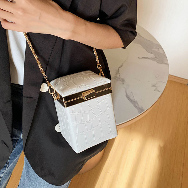 Stilingas, kvadrato formos paprasto modelio moteriškas krepšys