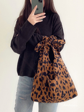Модерна дамска чанта с преден джоб и леопардов десен