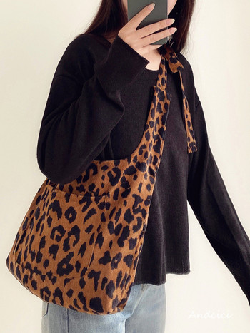 Модерна дамска чанта с преден джоб и леопардов десен