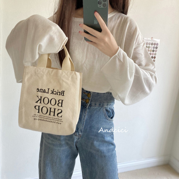 Hétköznapi női táska rövid füllel és felirattal