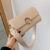 Stílusos női táska csattal és fogantyúval