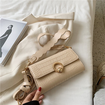 Stílusos női táska csattal és fogantyúval