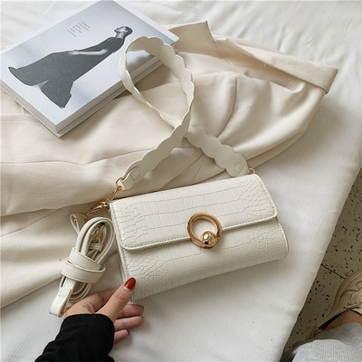 Stílusos női táska csattal és fogantyúval