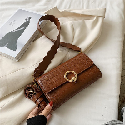 Stílusos női táska csattal és fogantyúval