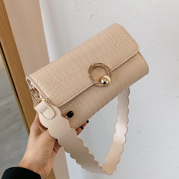 Stílusos női táska csattal és fogantyúval