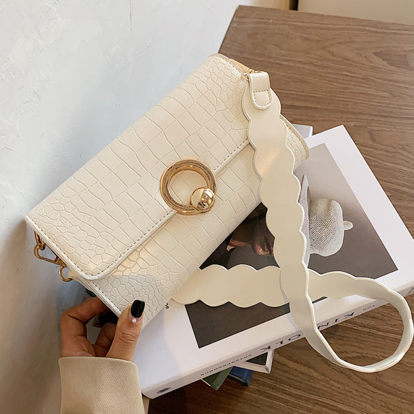 Stílusos női táska csattal és fogantyúval