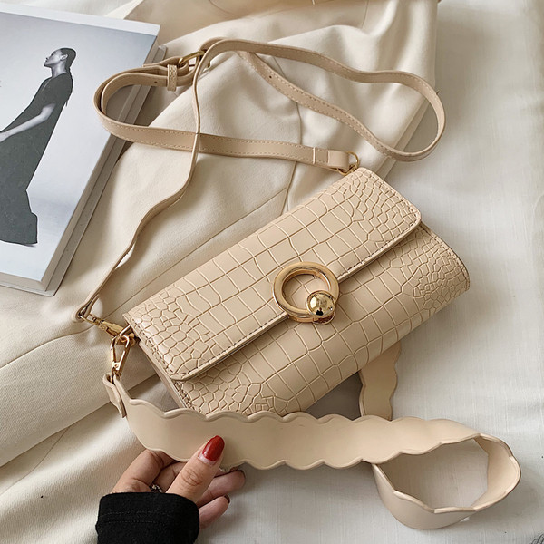 Stílusos női táska csattal és fogantyúval