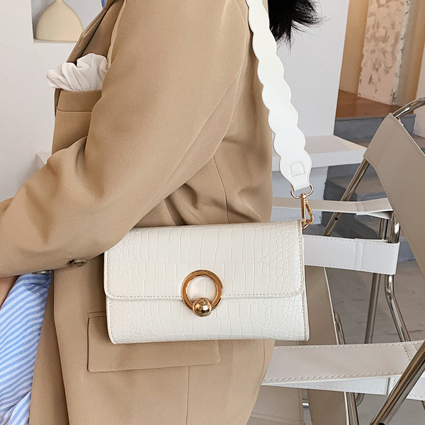 Stílusos női táska csattal és fogantyúval