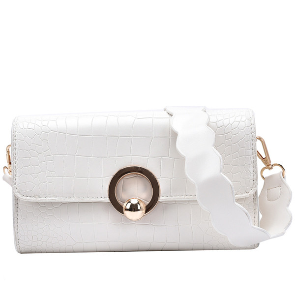 Stílusos női táska csattal és fogantyúval