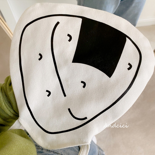 Lezser női táska hosszú füllel, háromszög alakú