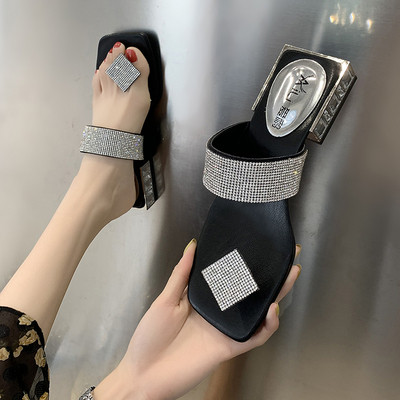 Négyszögletes sarkú női papucs új modellje