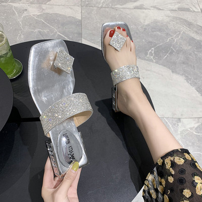 Négyszögletes sarkú női papucs új modellje