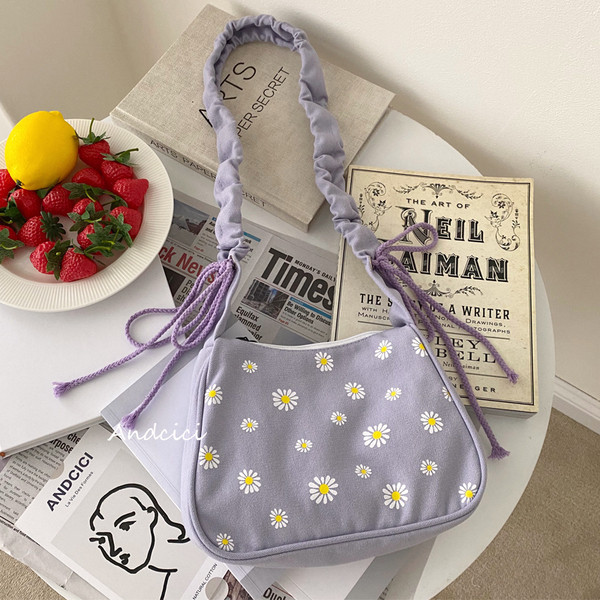 Női válltáska nyakkendővel és virágmotívumokkal