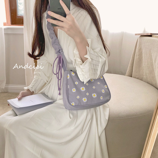 Női válltáska nyakkendővel és virágmotívumokkal