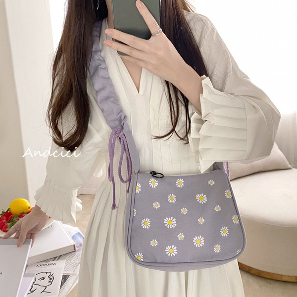 Női válltáska nyakkendővel és virágmotívumokkal