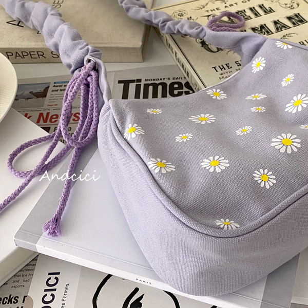 Női válltáska nyakkendővel és virágmotívumokkal