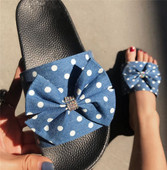 Alkalmi női papucs kék és köves szalaggal