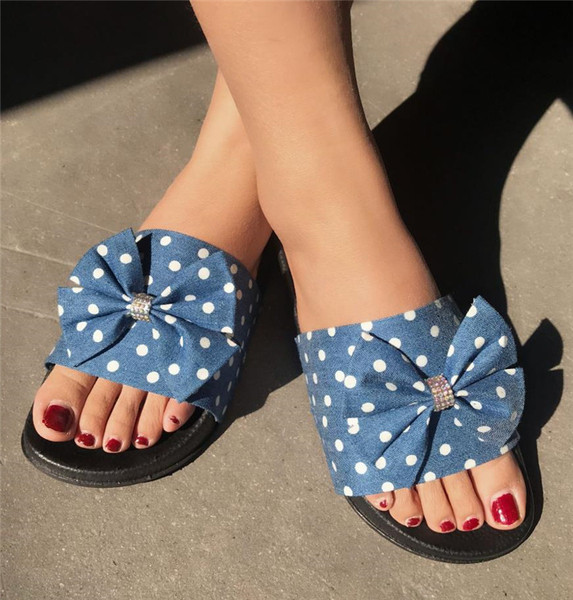 Alkalmi női papucs kék és köves szalaggal