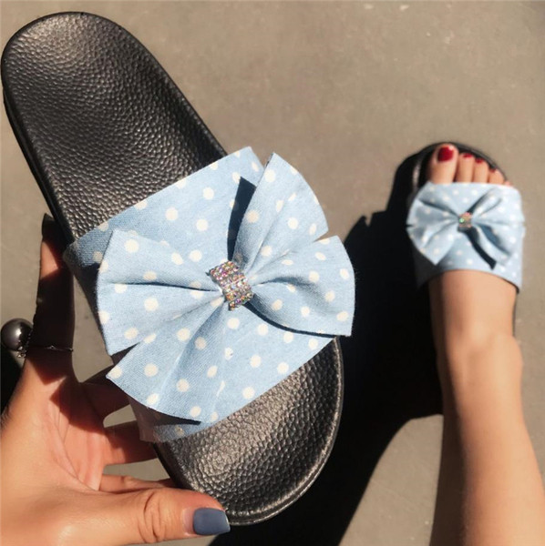 Alkalmi női papucs kék és köves szalaggal