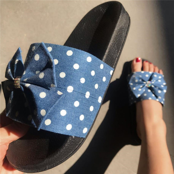 Alkalmi női papucs kék és köves szalaggal