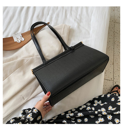 Κομψή γυναικεία τσάντα από οικολογικό δέρμα κλασικό μοντέλο