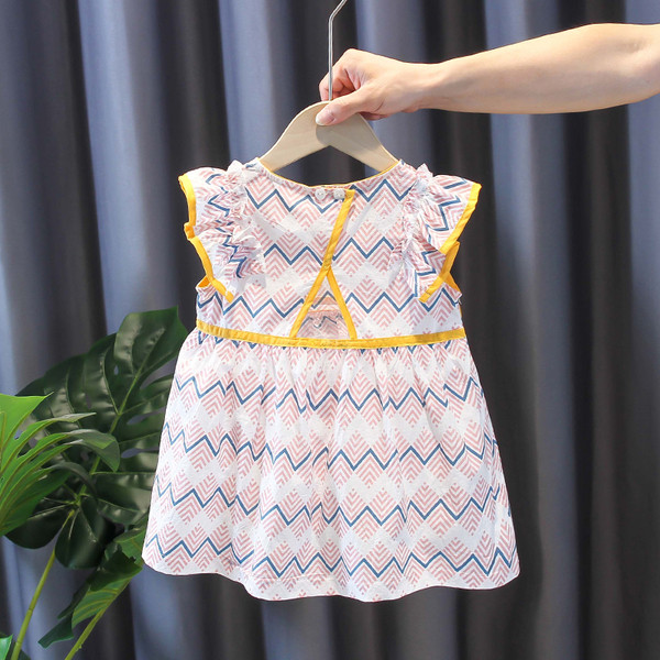 Moodne lokkidega lastekleit