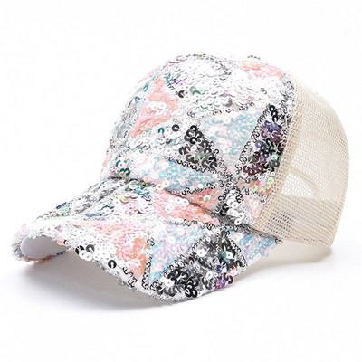 Modern női sapka napellenzővel és flitterekkel