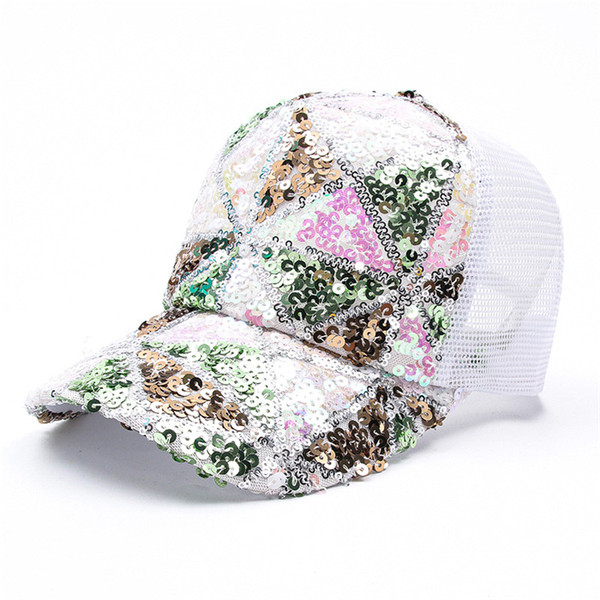 Modern női sapka napellenzővel és flitterekkel