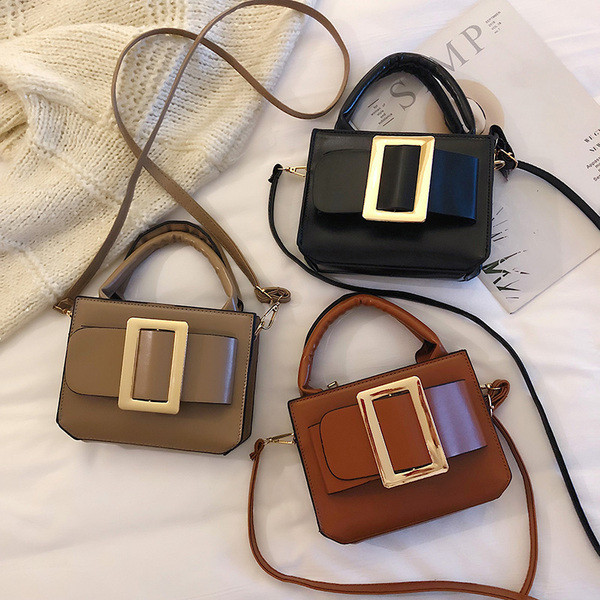 Casual γυναικεία τσάντα από οικολογικό δέρμα με μεταλλική αγκράφα